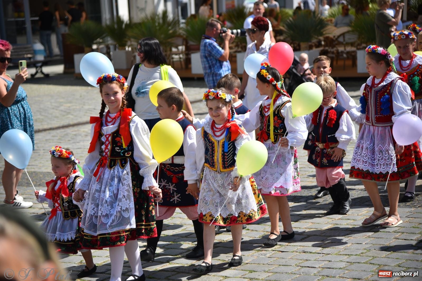 Zdjęcie w galerii na portalu naszraciborz.pl: Śląska mozaika na zamku. Korowód i barwy kultur na dziedzińcu Piastów wiadomości z regionu