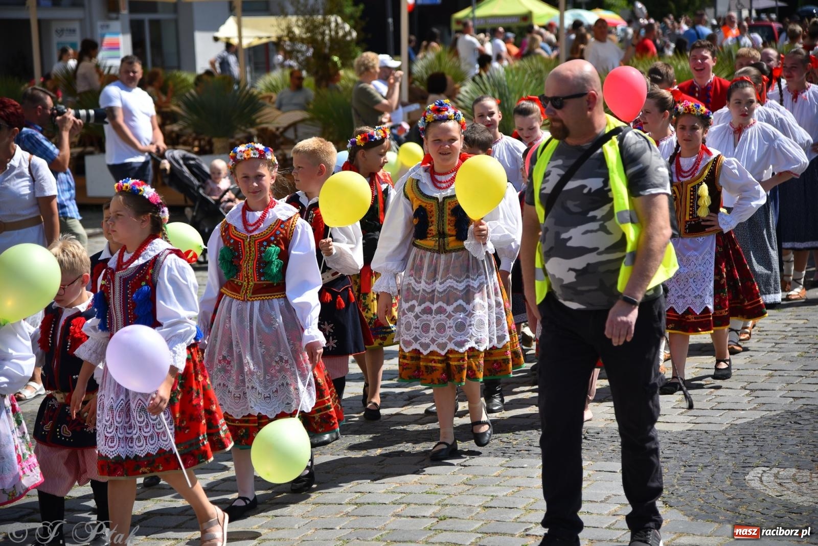 Zdjęcie w galerii na portalu naszraciborz.pl: Śląska mozaika na zamku. Korowód i barwy kultur na dziedzińcu Piastów wiadomości z regionu