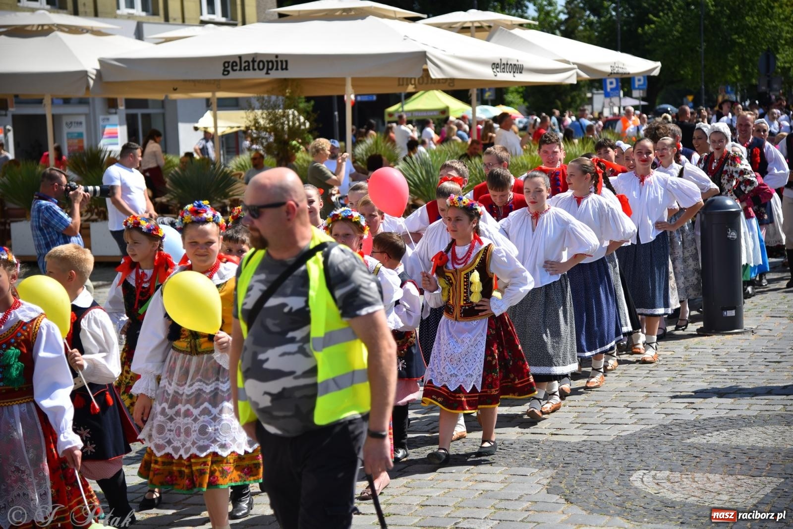 Zdjęcie w galerii na portalu naszraciborz.pl: Śląska mozaika na zamku. Korowód i barwy kultur na dziedzińcu Piastów wiadomości z regionu