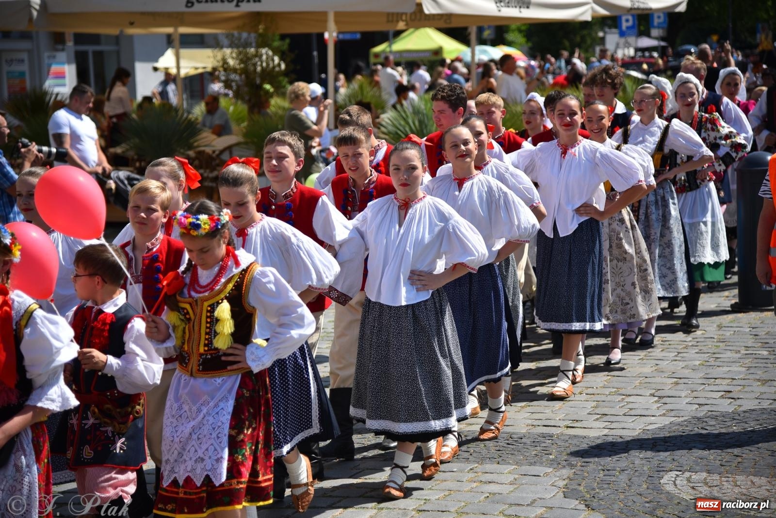 Zdjęcie w galerii na portalu naszraciborz.pl: Śląska mozaika na zamku. Korowód i barwy kultur na dziedzińcu Piastów wiadomości z regionu