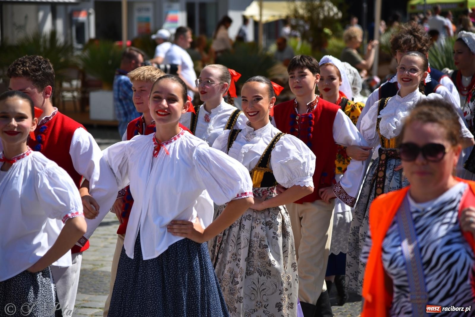 Zdjęcie w galerii na portalu naszraciborz.pl: Śląska mozaika na zamku. Korowód i barwy kultur na dziedzińcu Piastów wiadomości z regionu