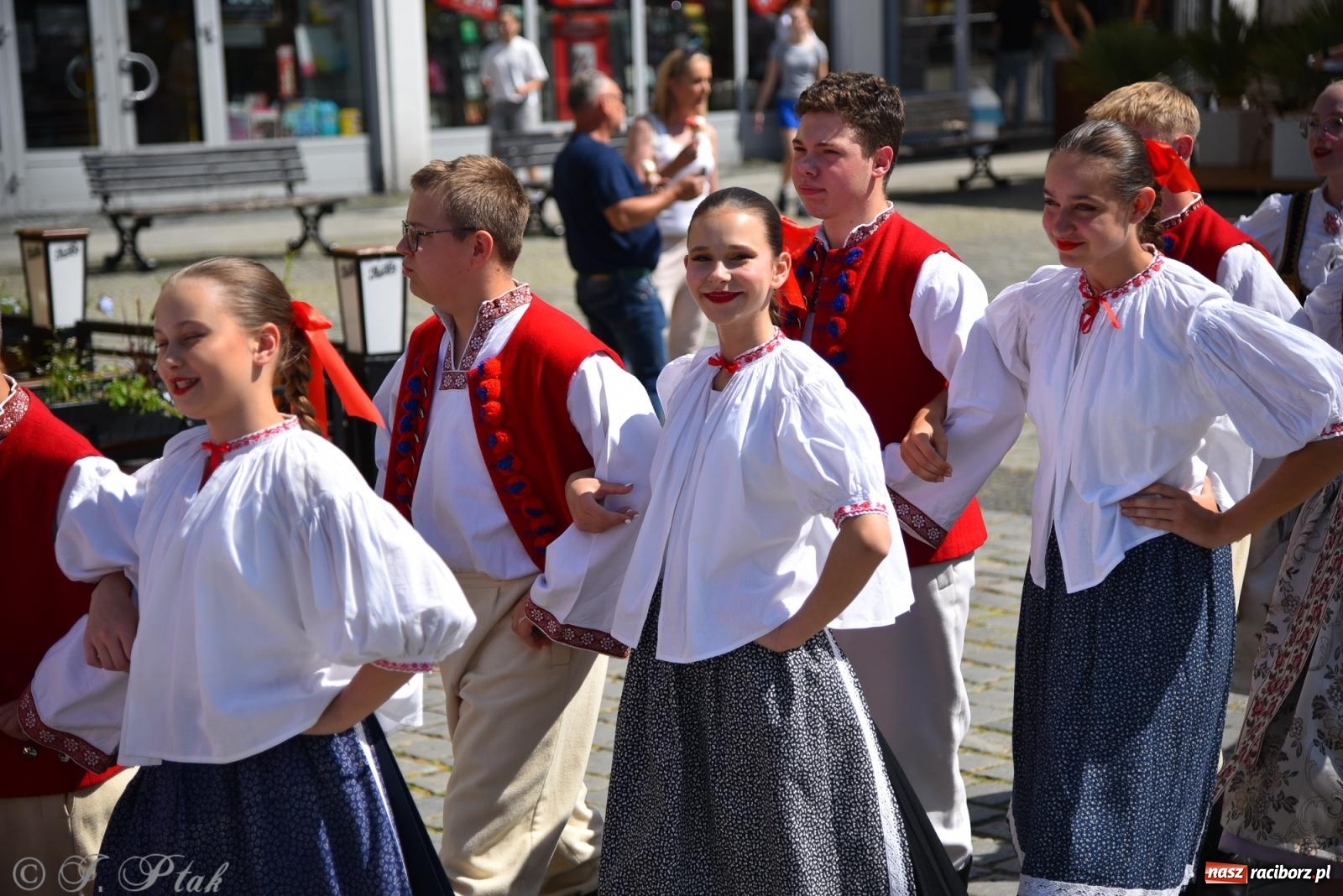 Zdjęcie w galerii na portalu naszraciborz.pl: Śląska mozaika na zamku. Korowód i barwy kultur na dziedzińcu Piastów wiadomości z regionu
