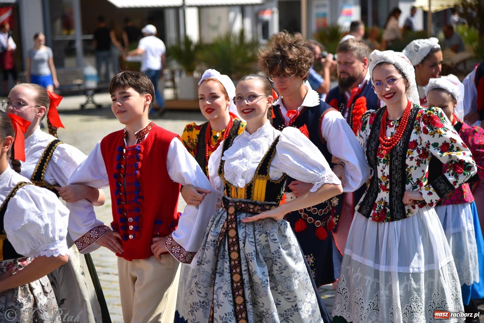 Zdjęcie w galerii na portalu naszraciborz.pl: Śląska mozaika na zamku. Korowód i barwy kultur na dziedzińcu Piastów wiadomości z regionu