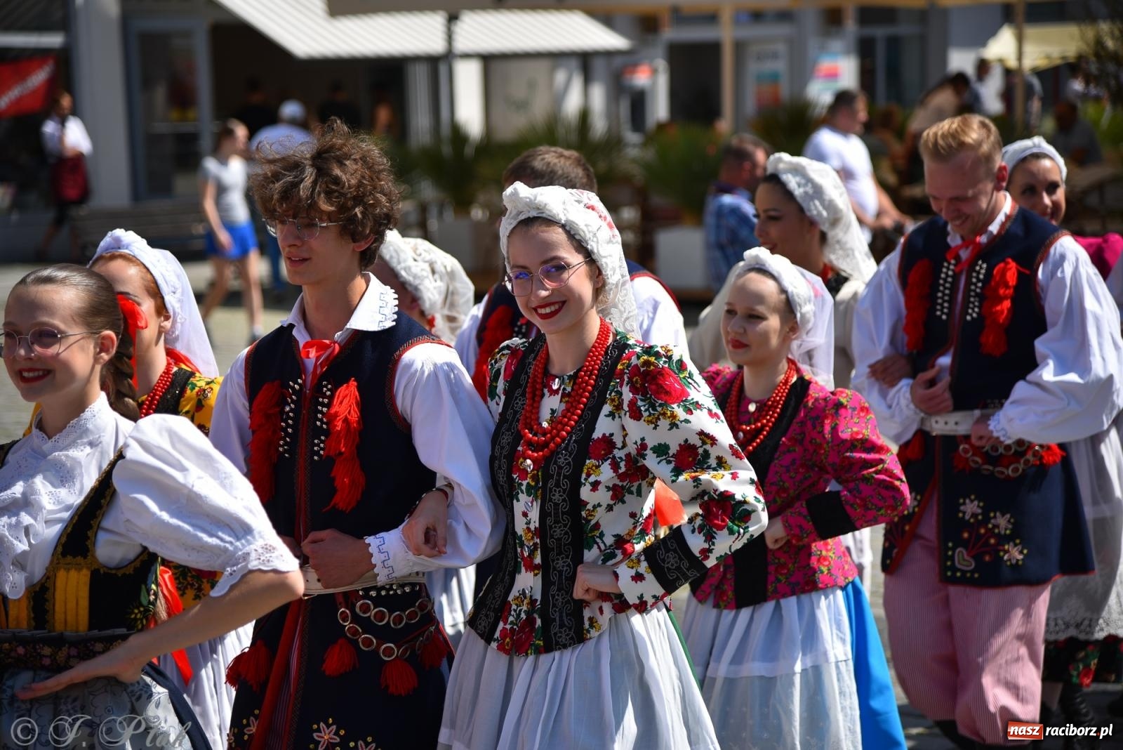 Zdjęcie w galerii na portalu naszraciborz.pl: Śląska mozaika na zamku. Korowód i barwy kultur na dziedzińcu Piastów wiadomości z regionu