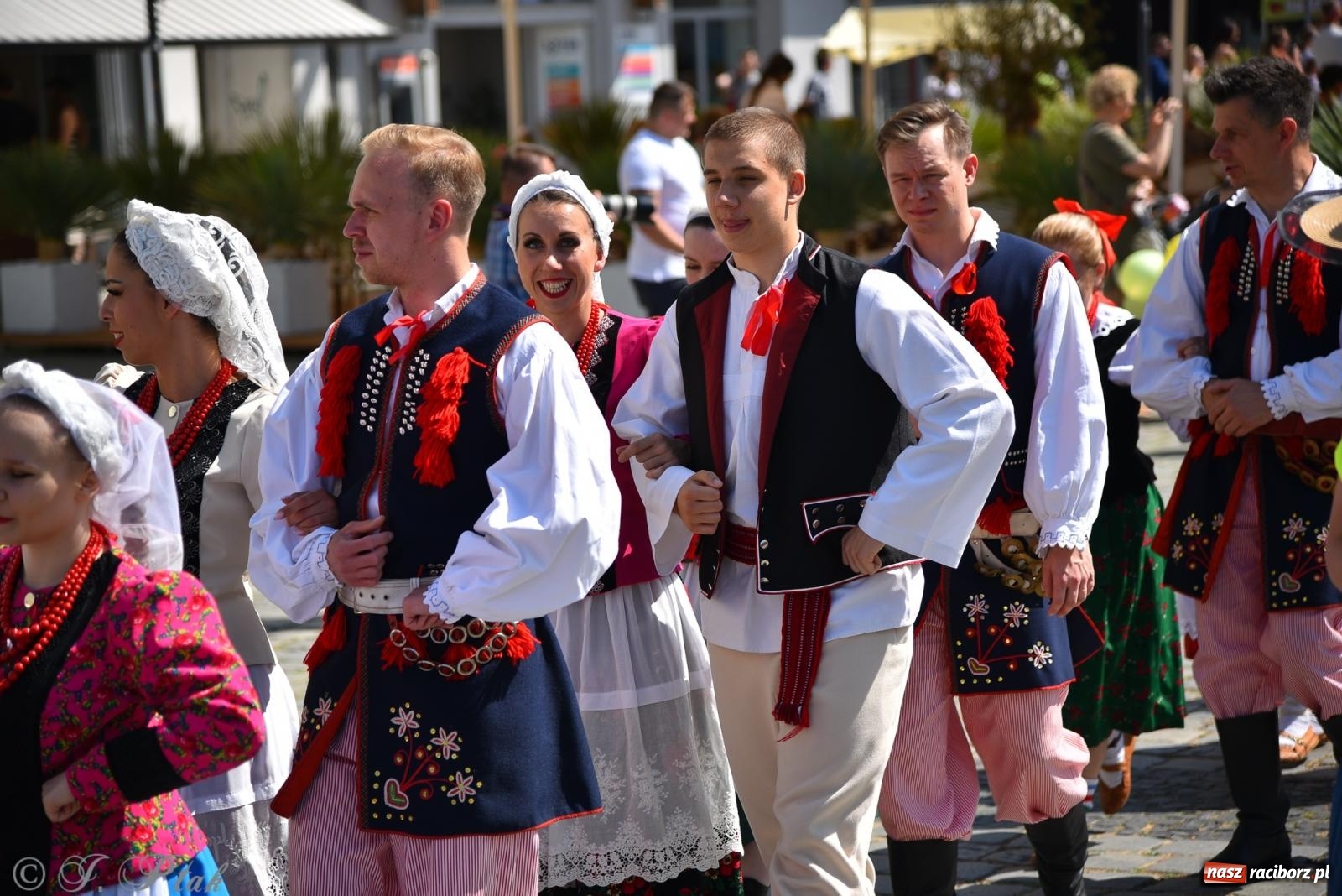 Zdjęcie w galerii na portalu naszraciborz.pl: Śląska mozaika na zamku. Korowód i barwy kultur na dziedzińcu Piastów wiadomości z regionu