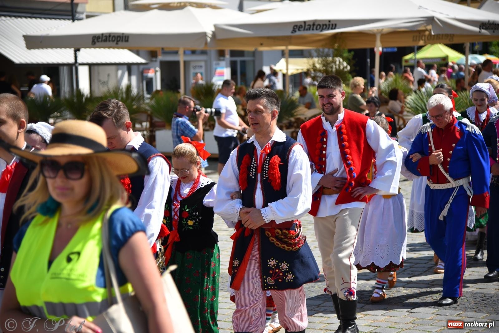 Zdjęcie w galerii na portalu naszraciborz.pl: Śląska mozaika na zamku. Korowód i barwy kultur na dziedzińcu Piastów wiadomości z regionu