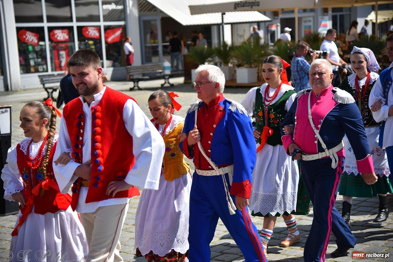 Zdjęcie w galerii na portalu naszraciborz.pl: Śląska mozaika na zamku. Korowód i barwy kultur na dziedzińcu Piastów wiadomości z regionu