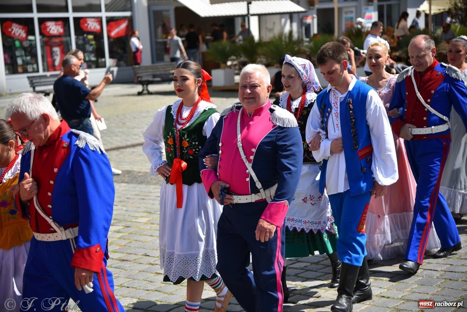 Zdjęcie w galerii na portalu naszraciborz.pl: Śląska mozaika na zamku. Korowód i barwy kultur na dziedzińcu Piastów wiadomości z regionu