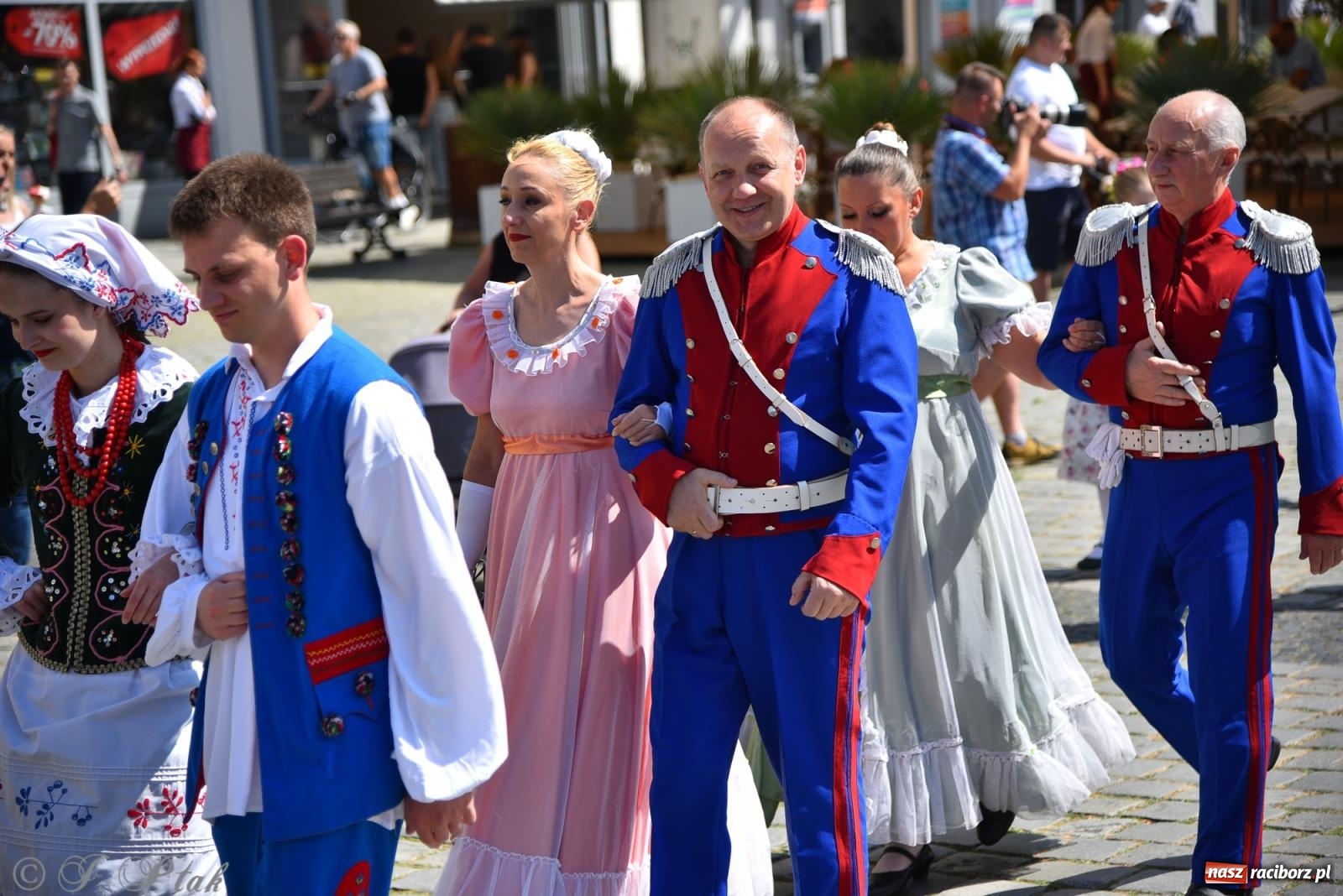 Zdjęcie w galerii na portalu naszraciborz.pl: Śląska mozaika na zamku. Korowód i barwy kultur na dziedzińcu Piastów wiadomości z regionu