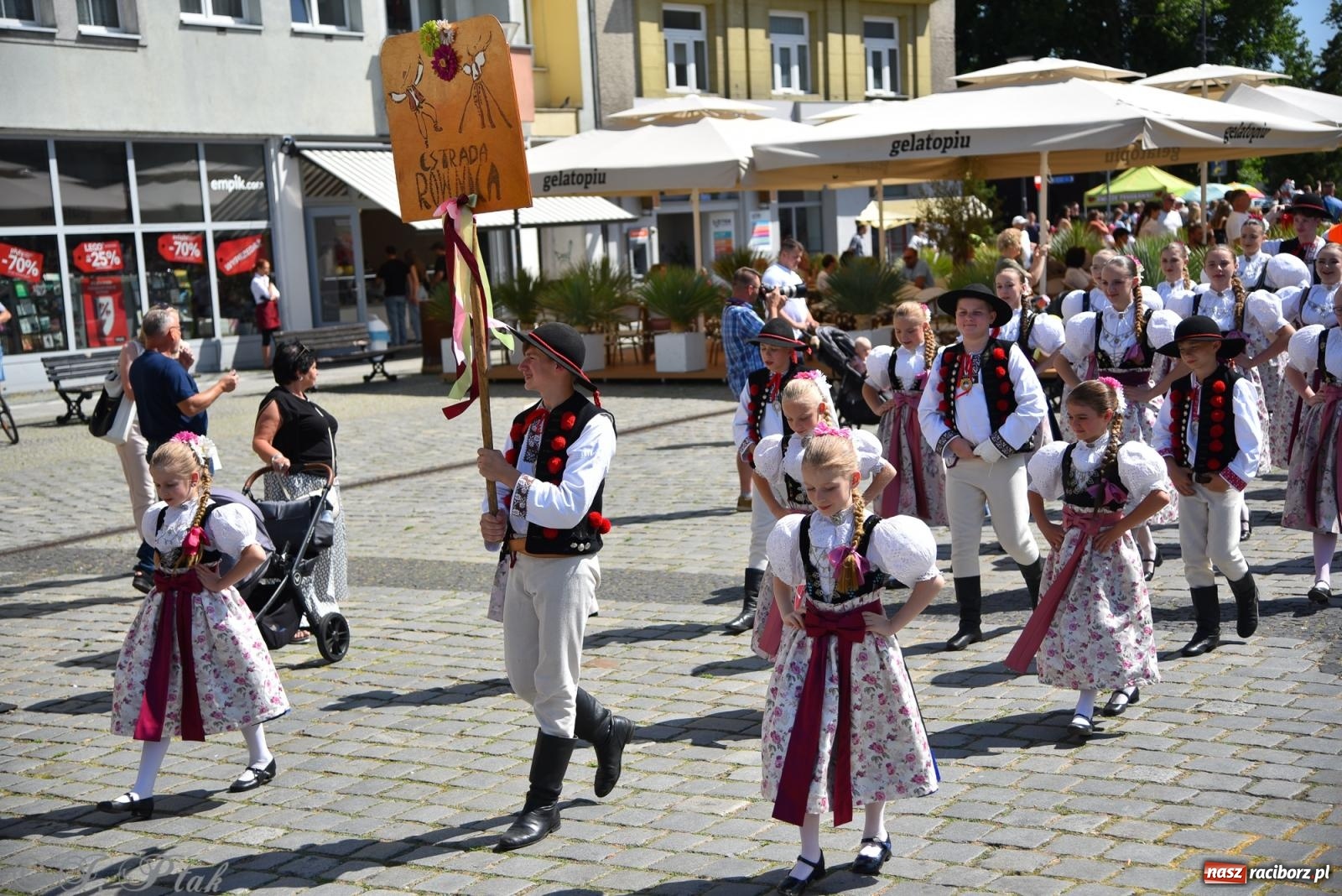 Zdjęcie w galerii na portalu naszraciborz.pl: Śląska mozaika na zamku. Korowód i barwy kultur na dziedzińcu Piastów wiadomości z regionu