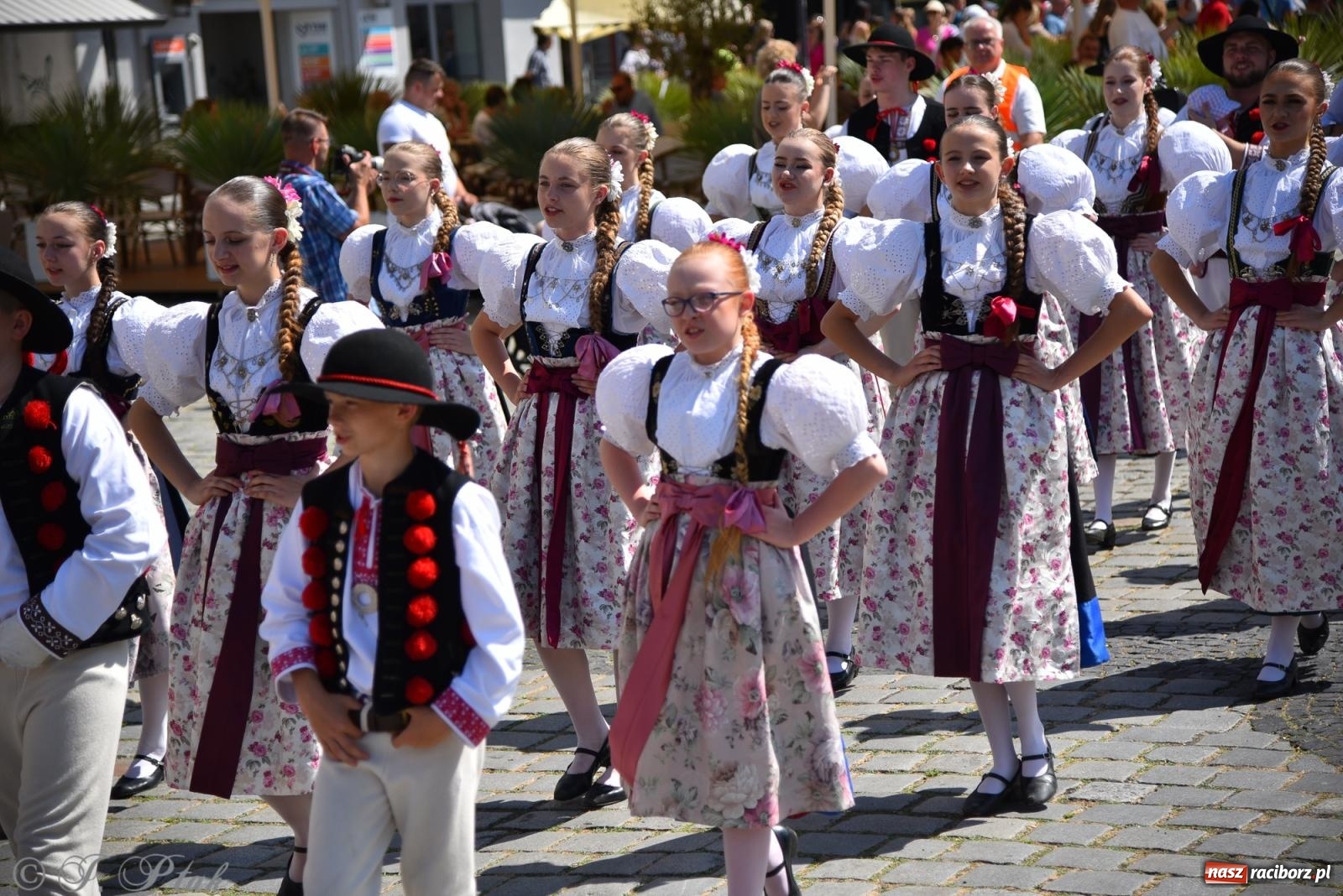 Zdjęcie w galerii na portalu naszraciborz.pl: Śląska mozaika na zamku. Korowód i barwy kultur na dziedzińcu Piastów wiadomości z regionu