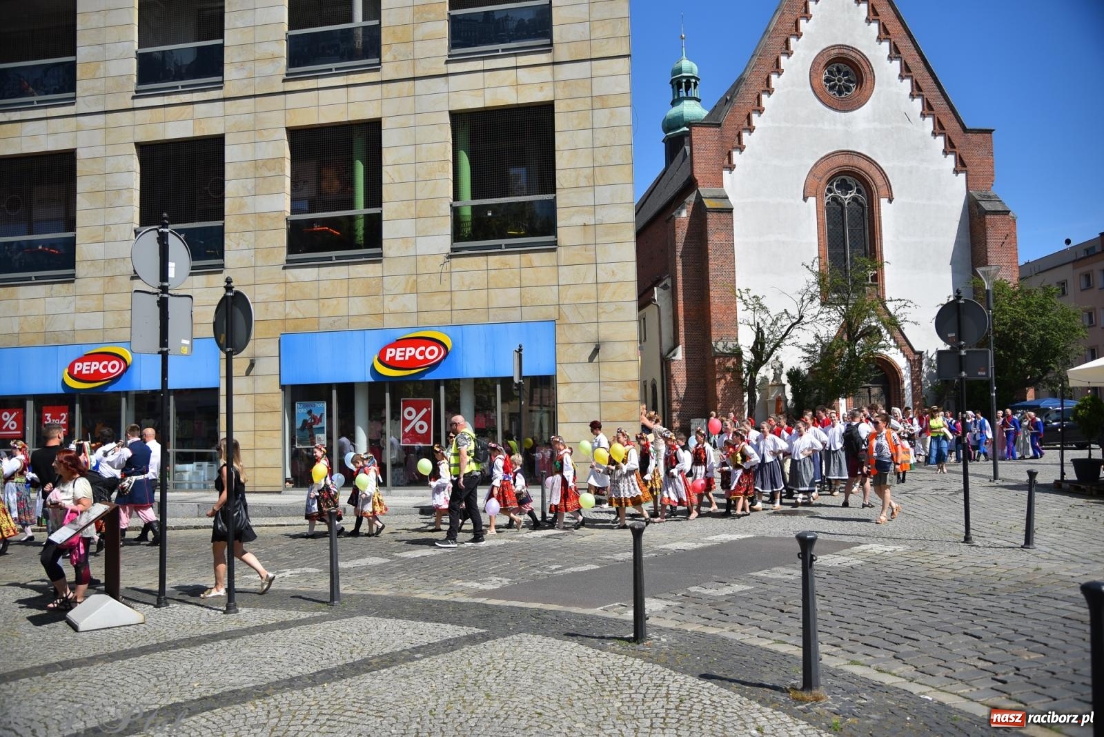 Zdjęcie w galerii na portalu naszraciborz.pl: Śląska mozaika na zamku. Korowód i barwy kultur na dziedzińcu Piastów wiadomości z regionu