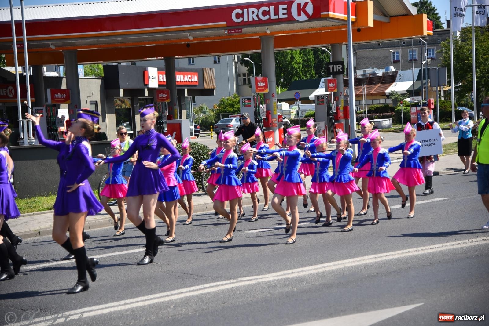 Zdjęcie w galerii na portalu naszraciborz.pl: Śląska mozaika na zamku. Korowód i barwy kultur na dziedzińcu Piastów wiadomości z regionu