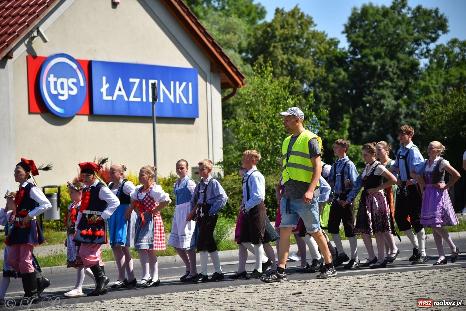 Zdjęcie w galerii na portalu naszraciborz.pl: Śląska mozaika na zamku. Korowód i barwy kultur na dziedzińcu Piastów wiadomości z regionu