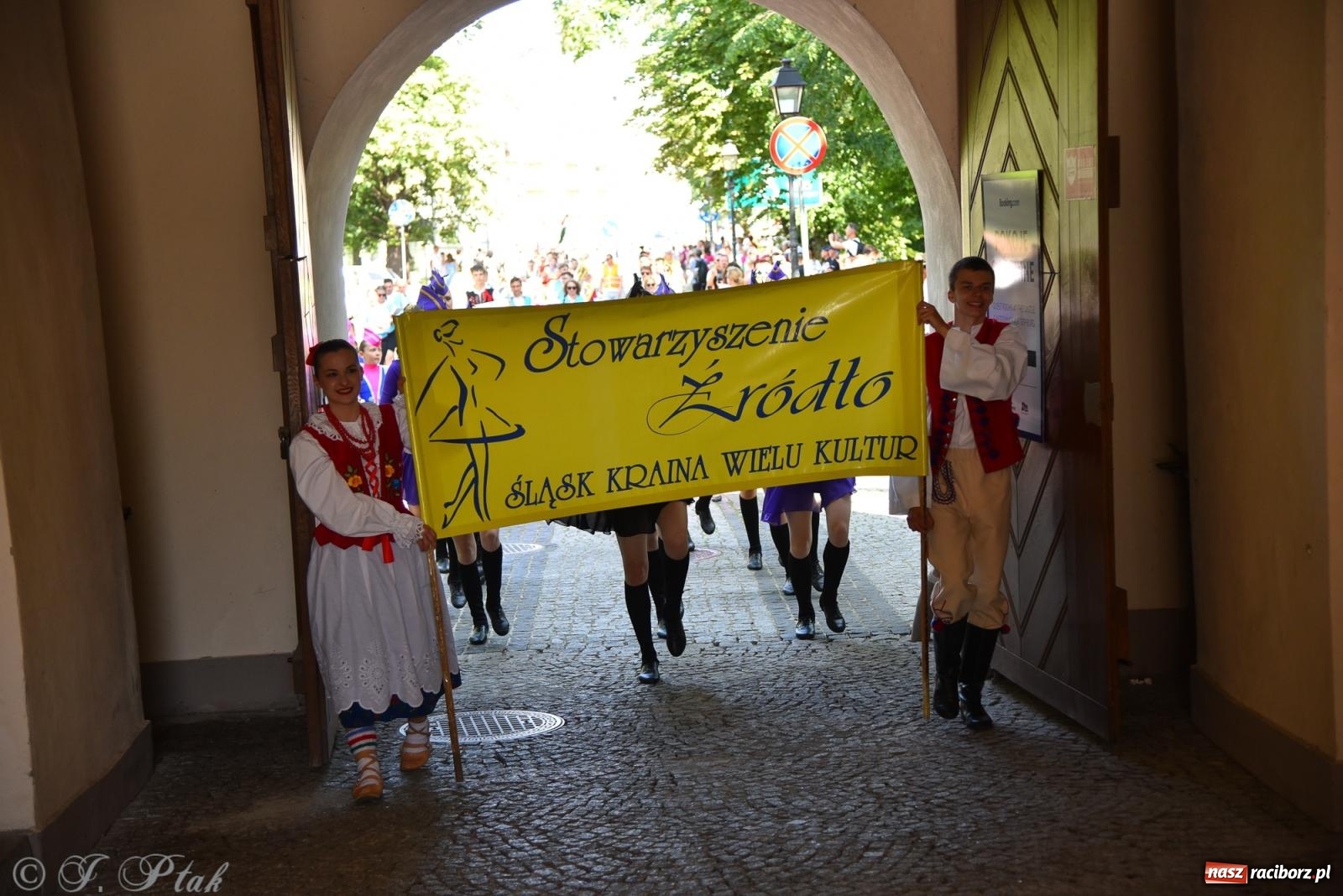 Zdjęcie w galerii na portalu naszraciborz.pl: Śląska mozaika na zamku. Korowód i barwy kultur na dziedzińcu Piastów wiadomości z regionu