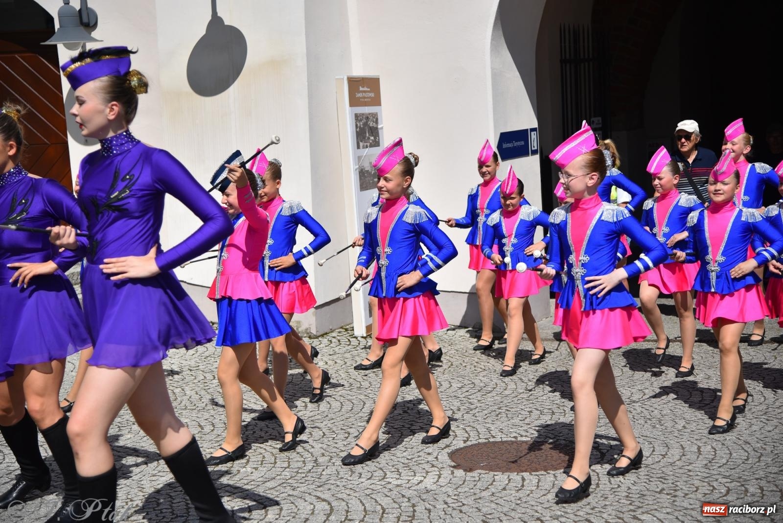Zdjęcie w galerii na portalu naszraciborz.pl: Śląska mozaika na zamku. Korowód i barwy kultur na dziedzińcu Piastów wiadomości z regionu