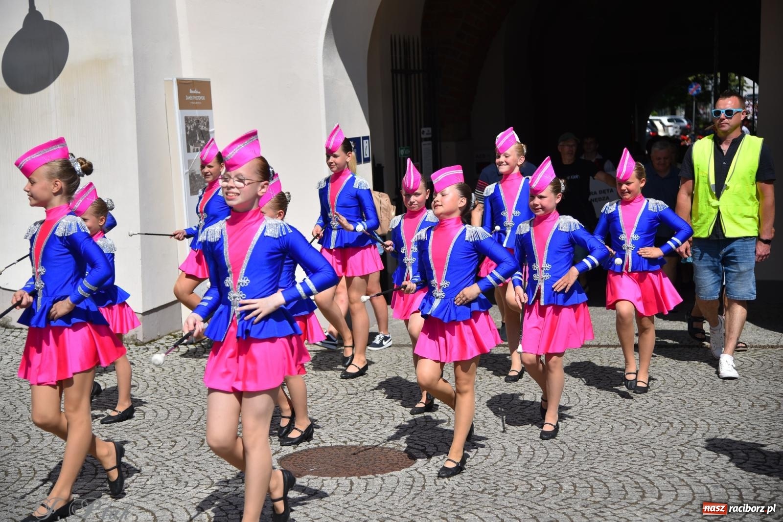 Zdjęcie w galerii na portalu naszraciborz.pl: Śląska mozaika na zamku. Korowód i barwy kultur na dziedzińcu Piastów wiadomości z regionu