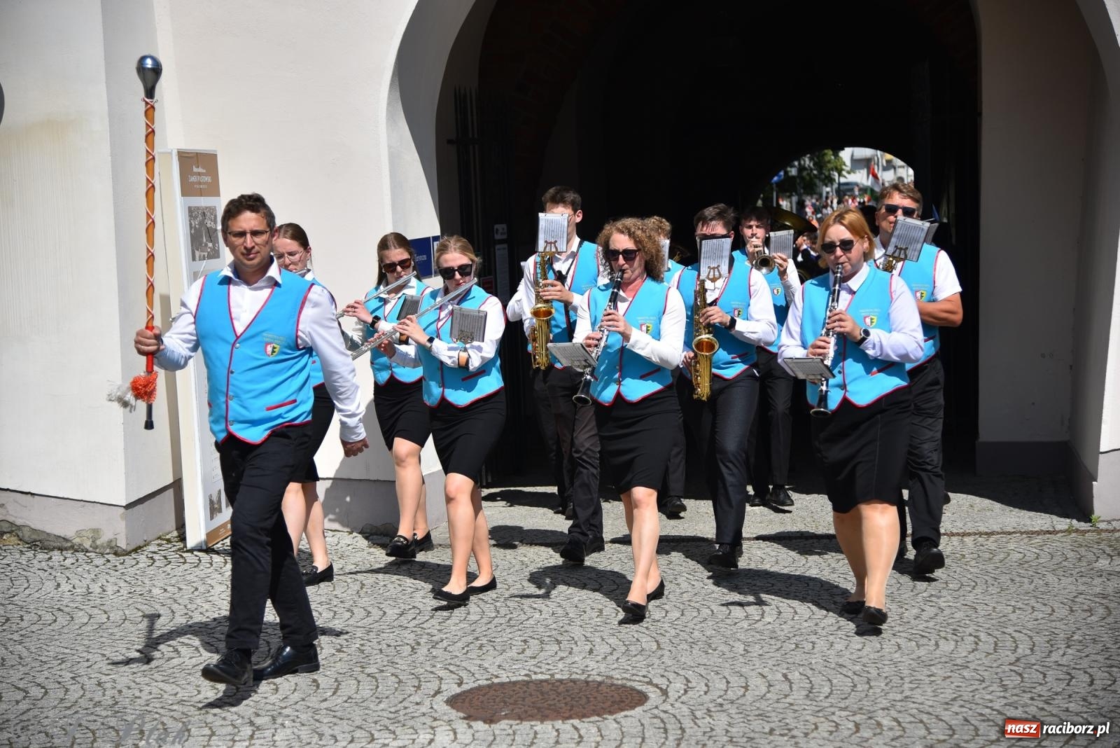 Zdjęcie w galerii na portalu naszraciborz.pl: Śląska mozaika na zamku. Korowód i barwy kultur na dziedzińcu Piastów wiadomości z regionu