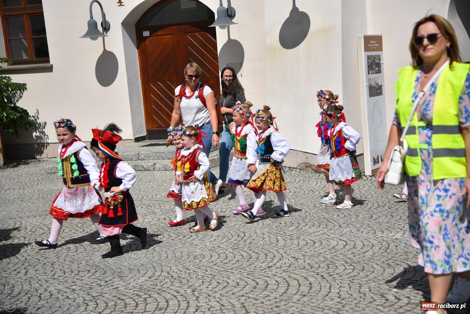 Zdjęcie w galerii na portalu naszraciborz.pl: Śląska mozaika na zamku. Korowód i barwy kultur na dziedzińcu Piastów wiadomości z regionu