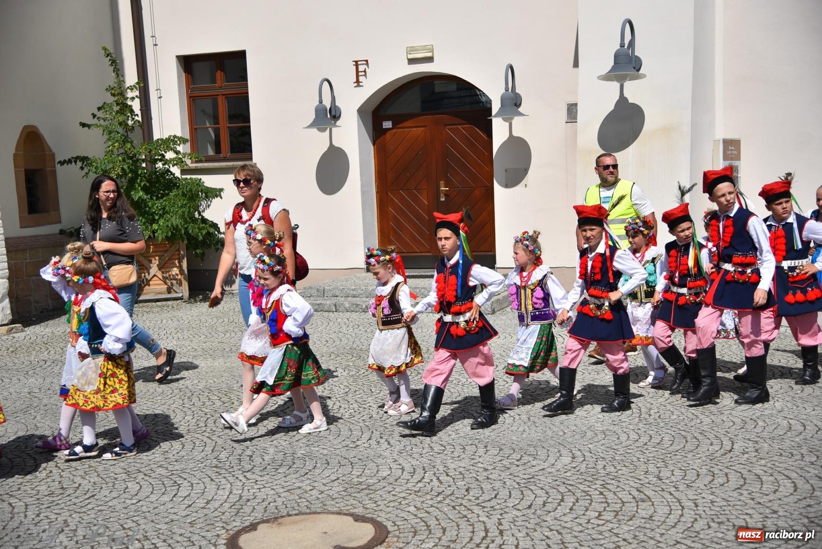 Zdjęcie w galerii na portalu naszraciborz.pl: Śląska mozaika na zamku. Korowód i barwy kultur na dziedzińcu Piastów wiadomości z regionu