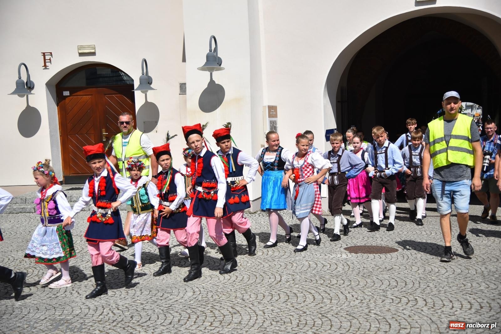 Zdjęcie w galerii na portalu naszraciborz.pl: Śląska mozaika na zamku. Korowód i barwy kultur na dziedzińcu Piastów wiadomości z regionu