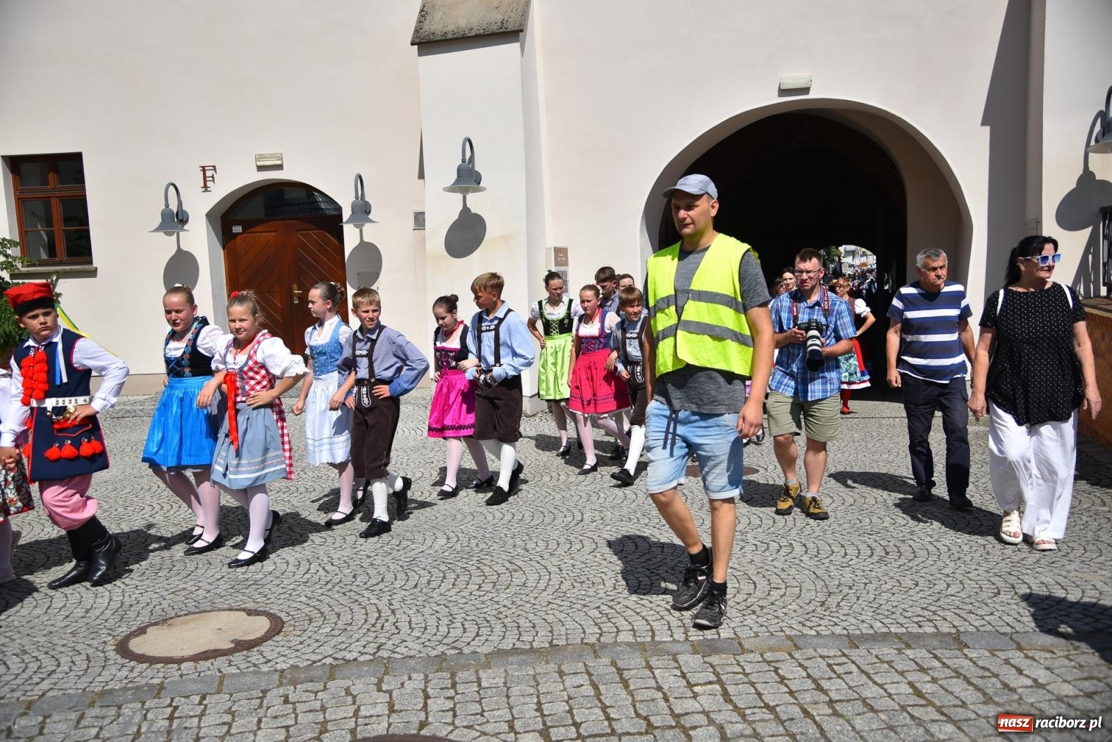 Zdjęcie w galerii na portalu naszraciborz.pl: Śląska mozaika na zamku. Korowód i barwy kultur na dziedzińcu Piastów wiadomości z regionu