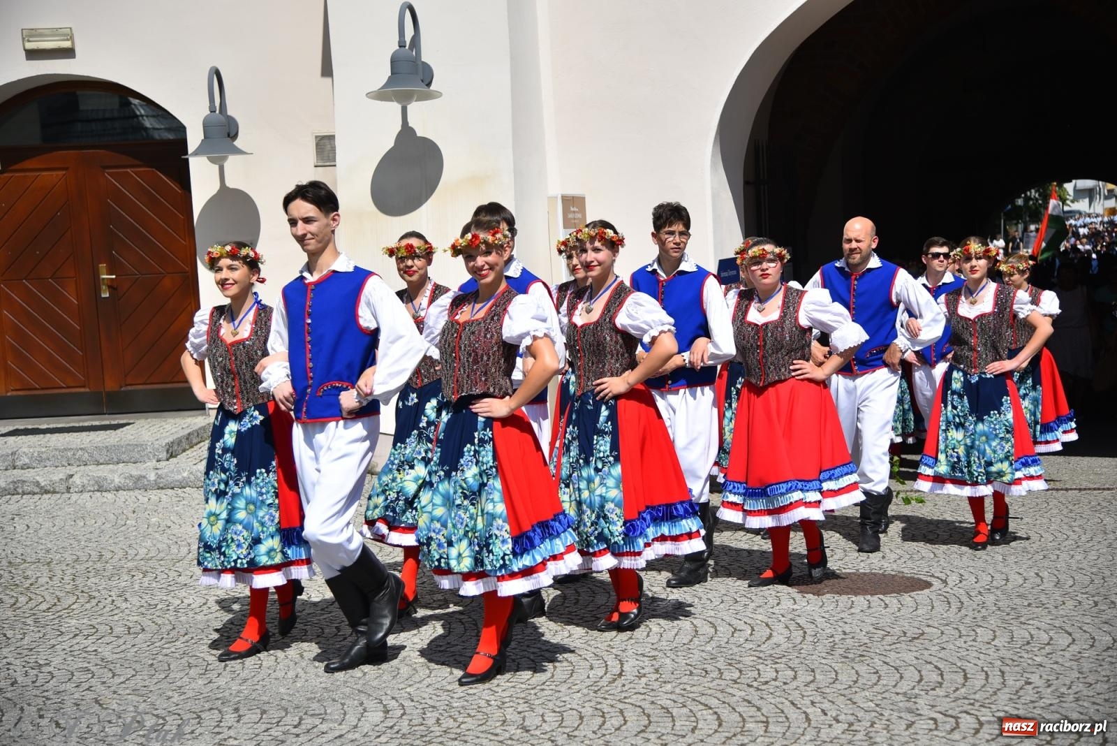 Zdjęcie w galerii na portalu naszraciborz.pl: Śląska mozaika na zamku. Korowód i barwy kultur na dziedzińcu Piastów wiadomości z regionu