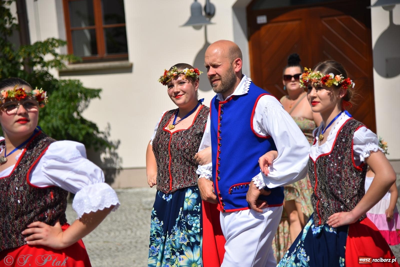 Zdjęcie w galerii na portalu naszraciborz.pl: Śląska mozaika na zamku. Korowód i barwy kultur na dziedzińcu Piastów wiadomości z regionu