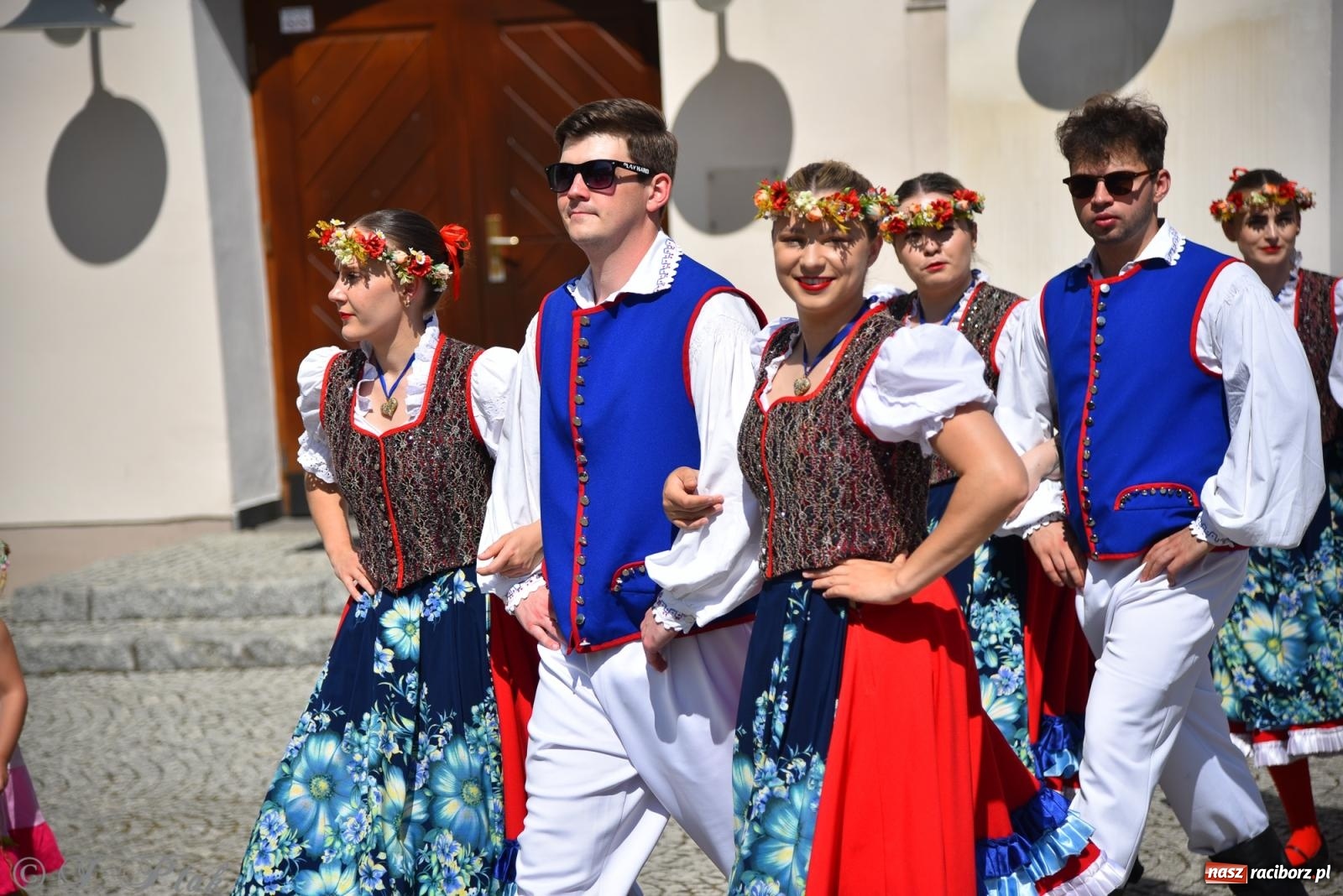 Zdjęcie w galerii na portalu naszraciborz.pl: Śląska mozaika na zamku. Korowód i barwy kultur na dziedzińcu Piastów wiadomości z regionu