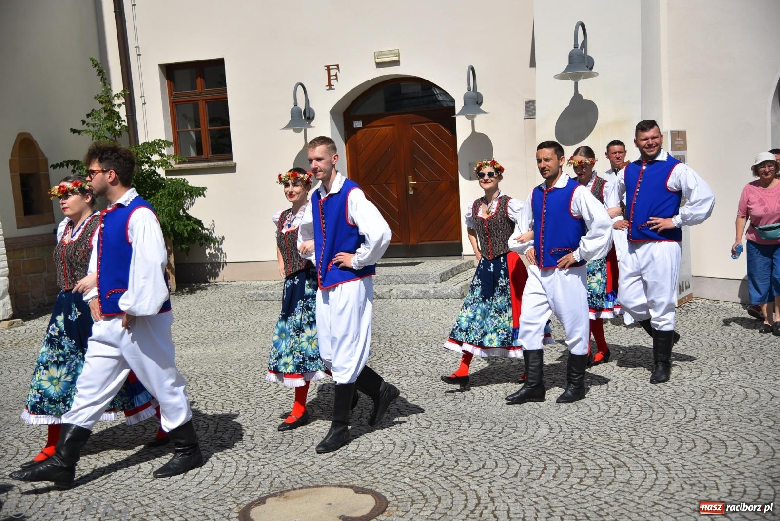 Zdjęcie w galerii na portalu naszraciborz.pl: Śląska mozaika na zamku. Korowód i barwy kultur na dziedzińcu Piastów wiadomości z regionu