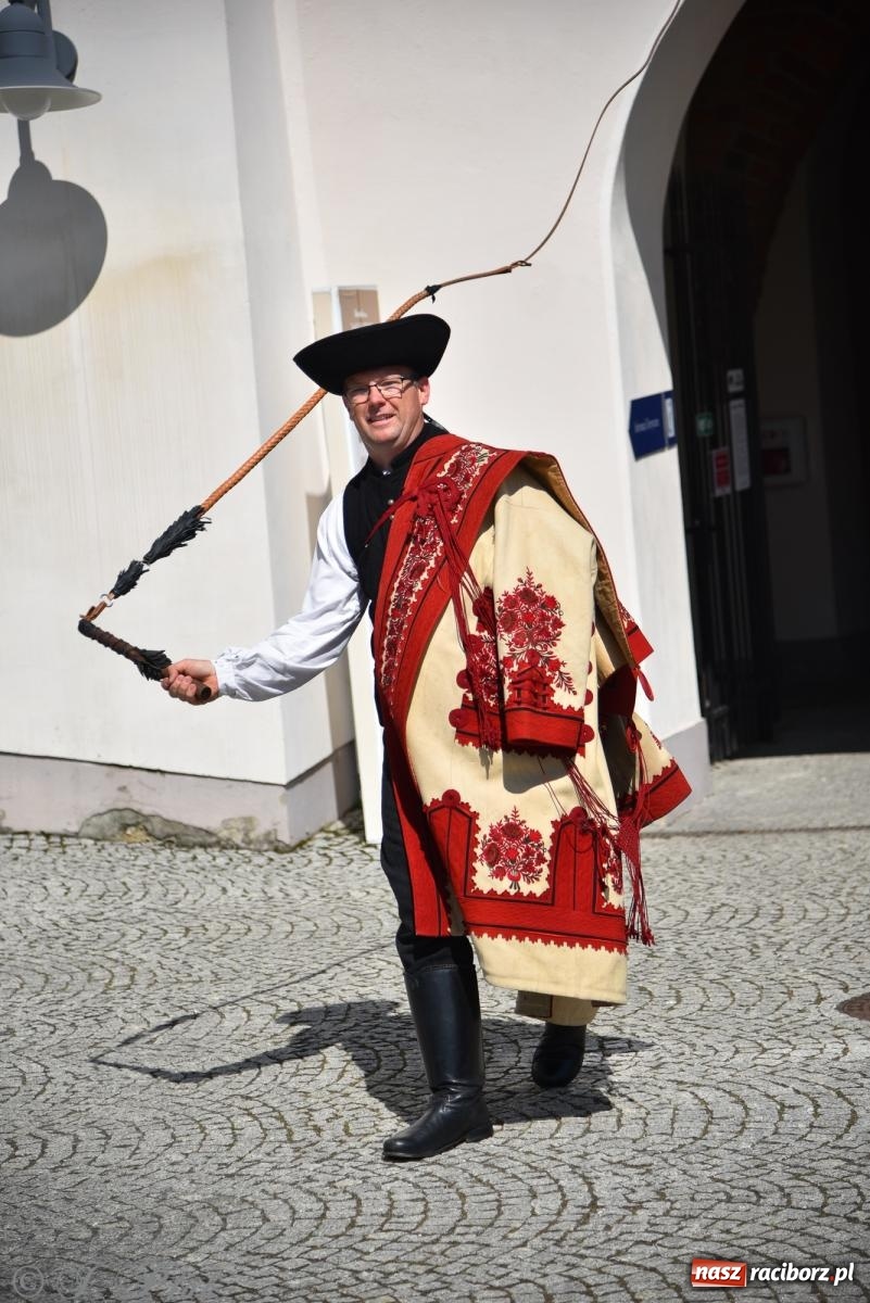 Zdjęcie w galerii na portalu naszraciborz.pl: Śląska mozaika na zamku. Korowód i barwy kultur na dziedzińcu Piastów wiadomości z regionu