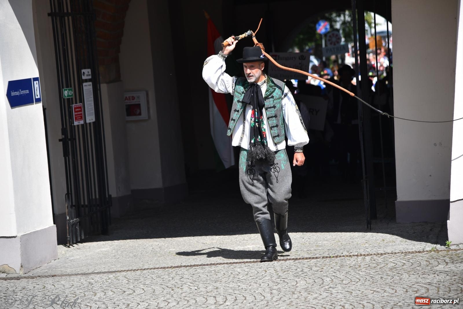 Zdjęcie w galerii na portalu naszraciborz.pl: Śląska mozaika na zamku. Korowód i barwy kultur na dziedzińcu Piastów wiadomości z regionu