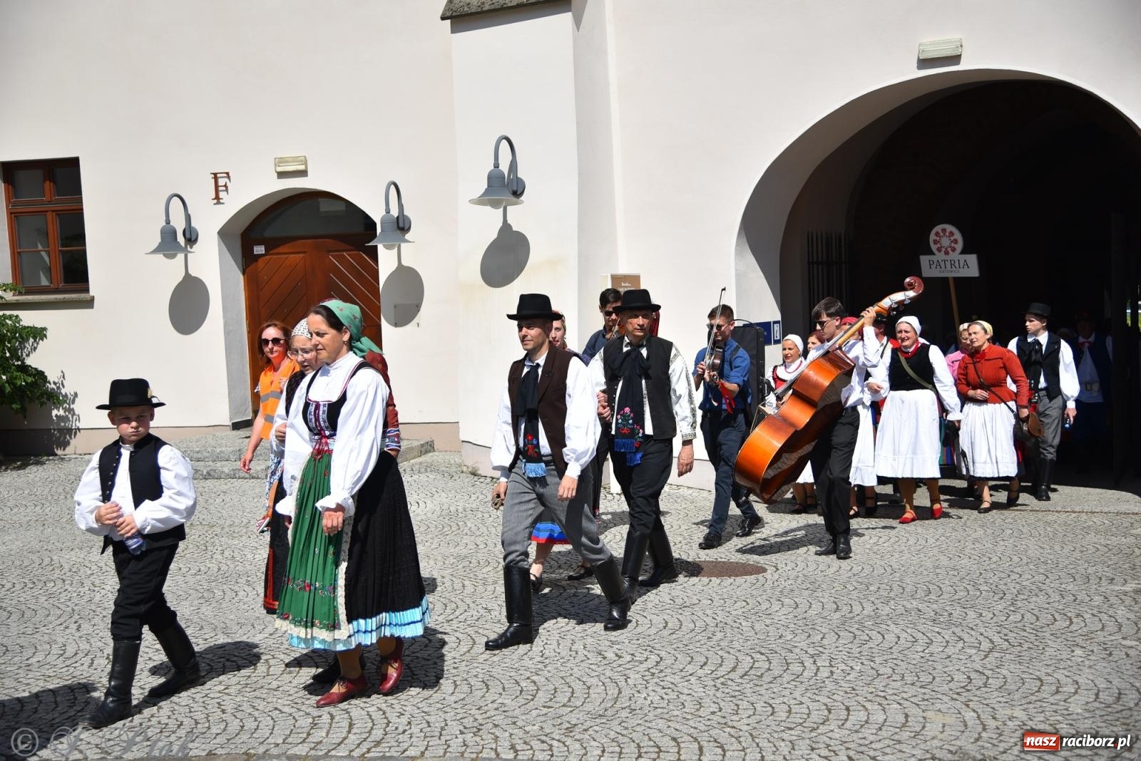 Zdjęcie w galerii na portalu naszraciborz.pl: Śląska mozaika na zamku. Korowód i barwy kultur na dziedzińcu Piastów wiadomości z regionu