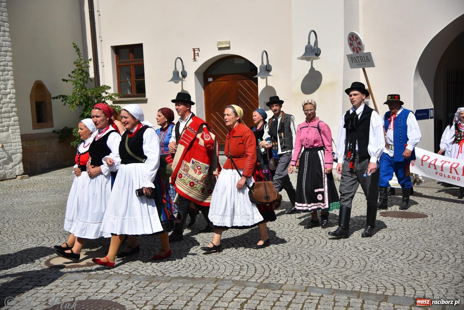 Zdjęcie w galerii na portalu naszraciborz.pl: Śląska mozaika na zamku. Korowód i barwy kultur na dziedzińcu Piastów wiadomości z regionu