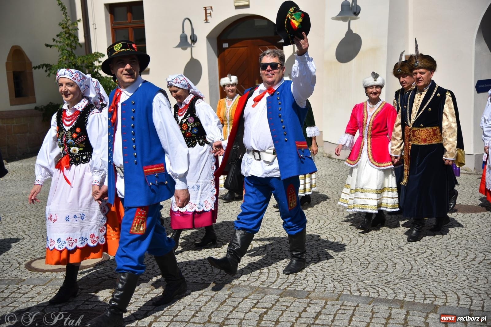 Zdjęcie w galerii na portalu naszraciborz.pl: Śląska mozaika na zamku. Korowód i barwy kultur na dziedzińcu Piastów wiadomości z regionu