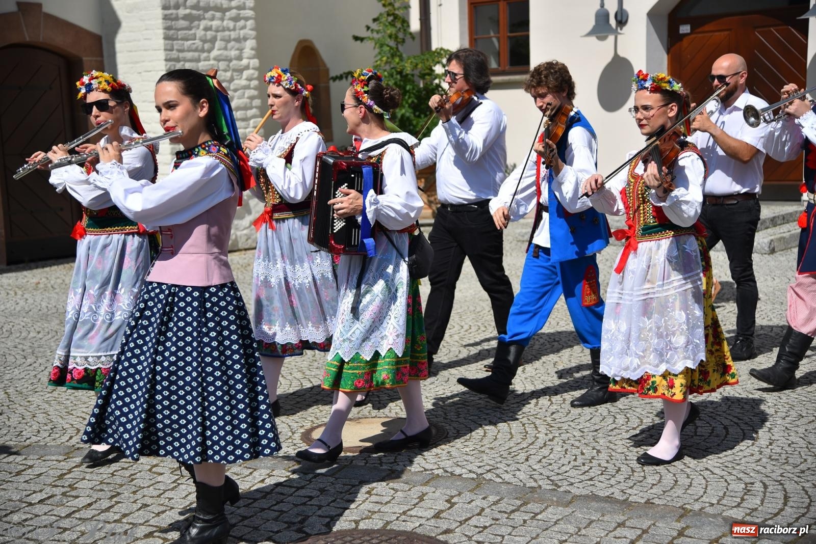 Zdjęcie w galerii na portalu naszraciborz.pl: Śląska mozaika na zamku. Korowód i barwy kultur na dziedzińcu Piastów wiadomości z regionu