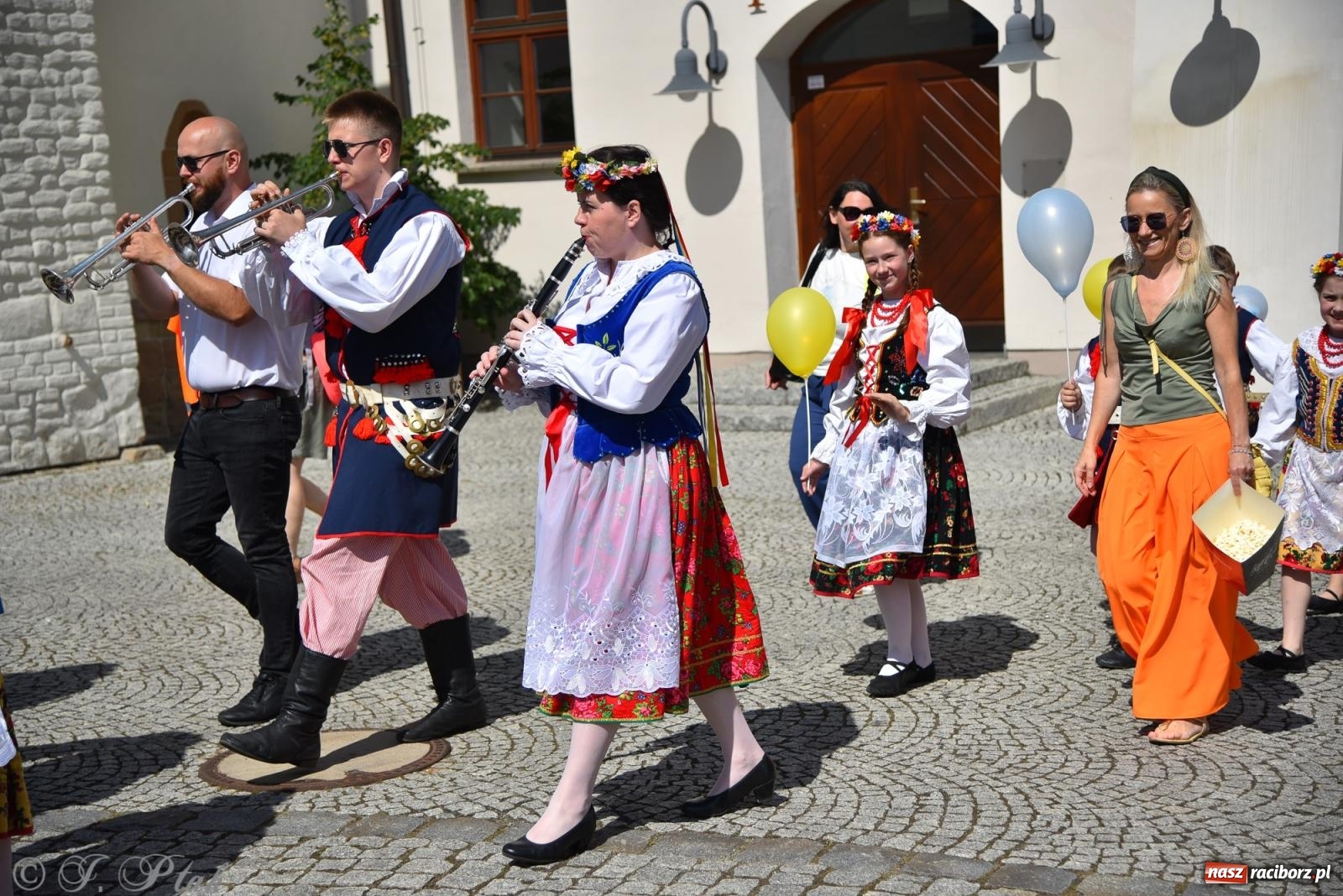 Zdjęcie w galerii na portalu naszraciborz.pl: Śląska mozaika na zamku. Korowód i barwy kultur na dziedzińcu Piastów wiadomości z regionu