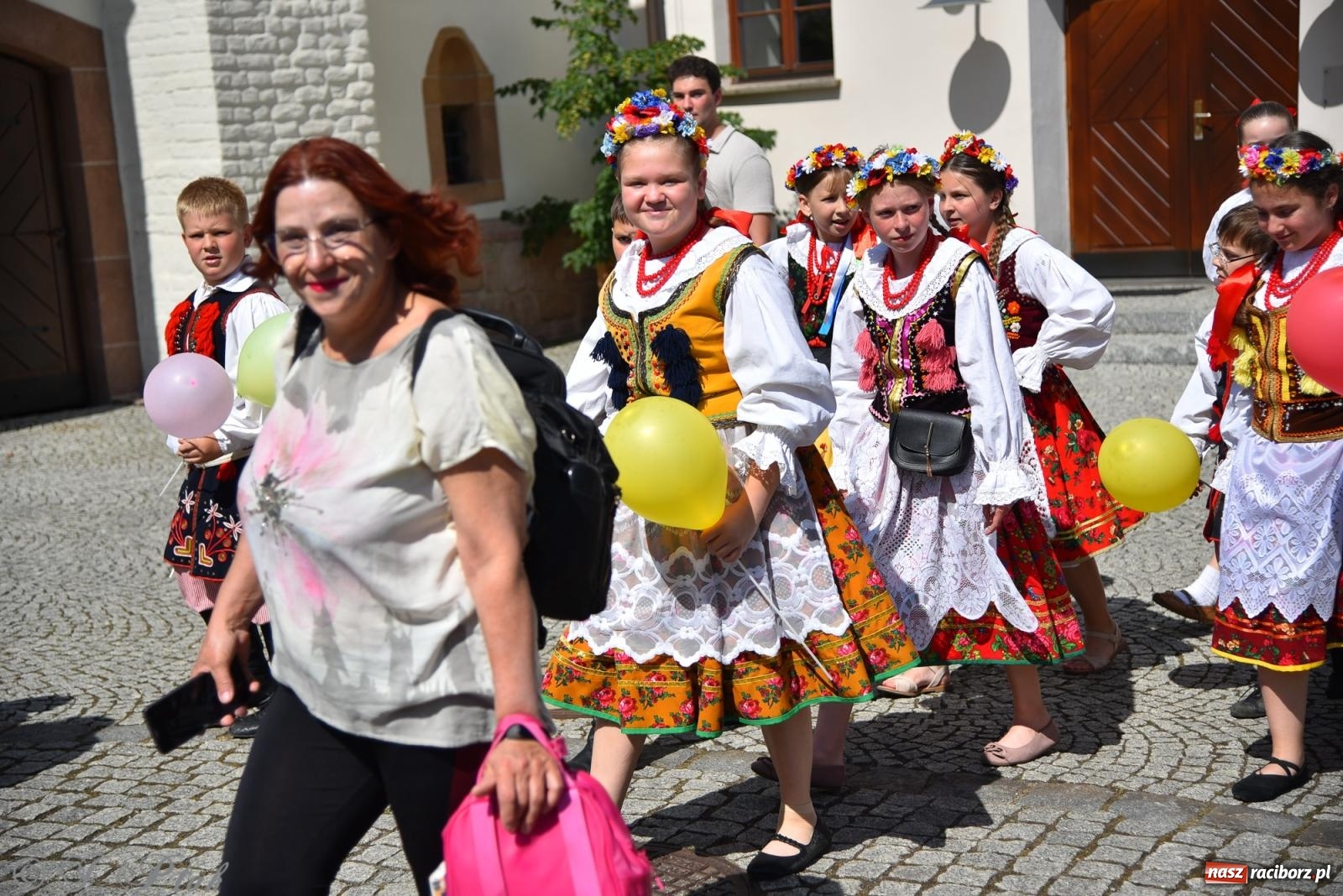 Zdjęcie w galerii na portalu naszraciborz.pl: Śląska mozaika na zamku. Korowód i barwy kultur na dziedzińcu Piastów wiadomości z regionu