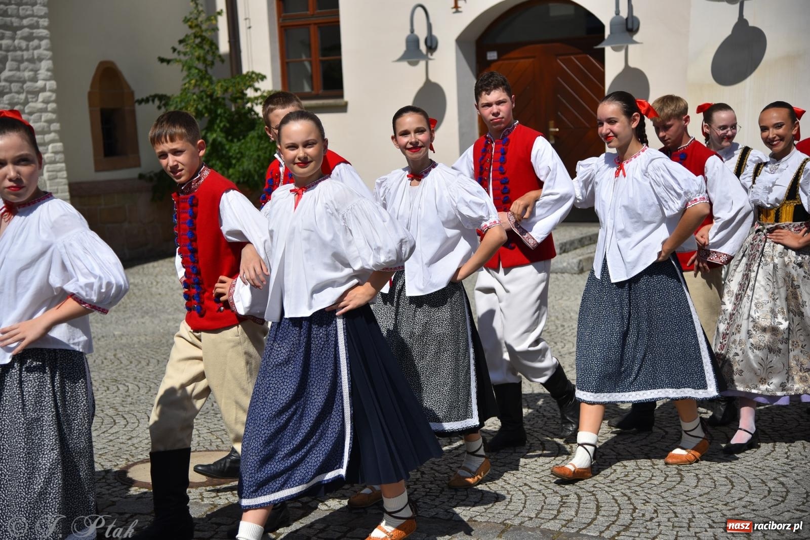 Zdjęcie w galerii na portalu naszraciborz.pl: Śląska mozaika na zamku. Korowód i barwy kultur na dziedzińcu Piastów wiadomości z regionu