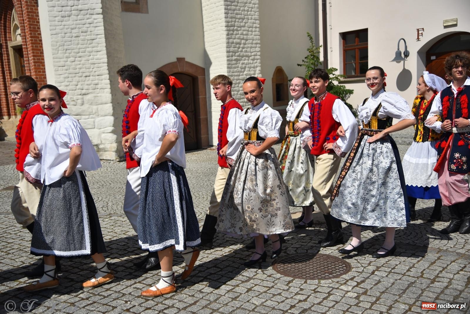 Zdjęcie w galerii na portalu naszraciborz.pl: Śląska mozaika na zamku. Korowód i barwy kultur na dziedzińcu Piastów wiadomości z regionu