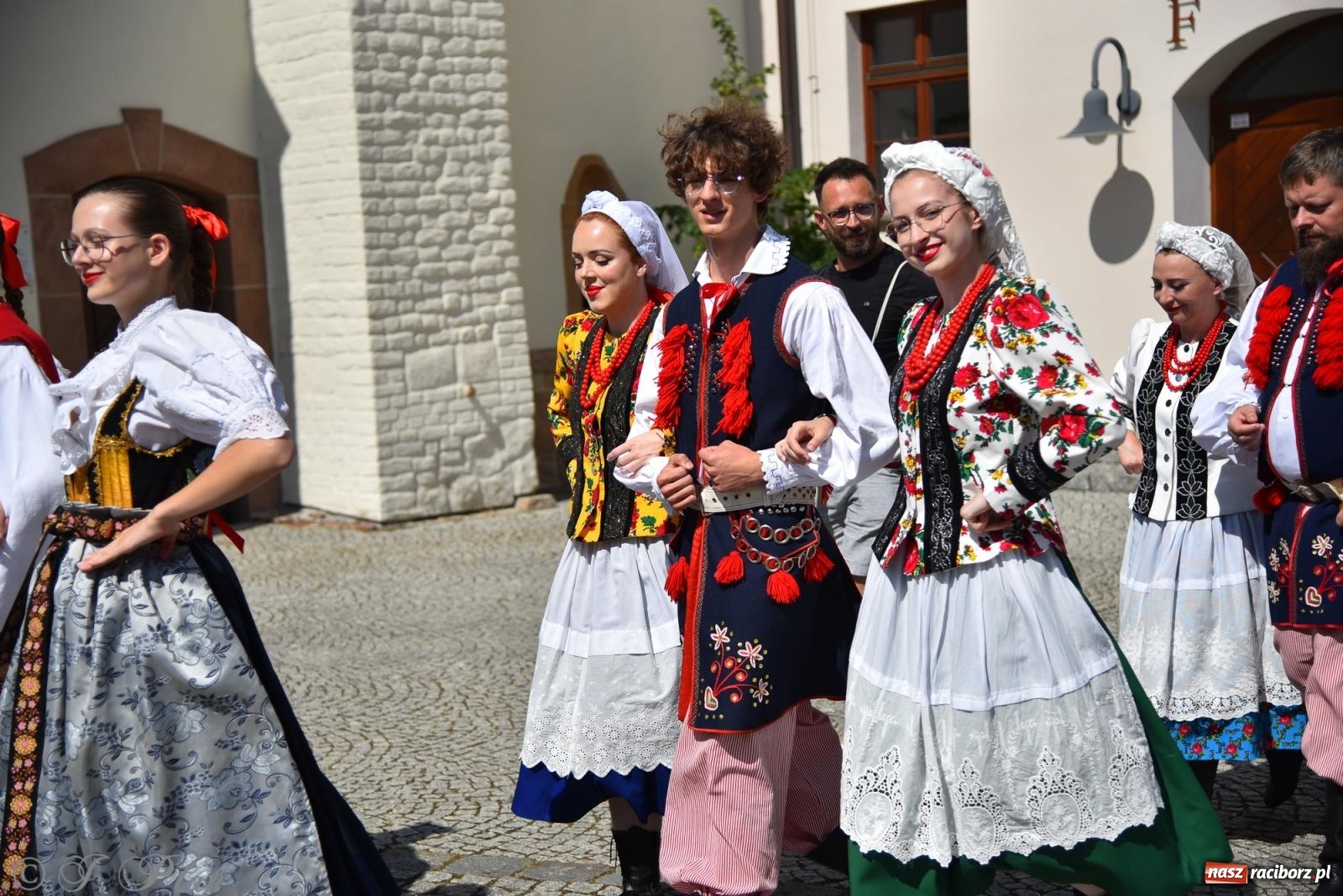 Zdjęcie w galerii na portalu naszraciborz.pl: Śląska mozaika na zamku. Korowód i barwy kultur na dziedzińcu Piastów wiadomości z regionu