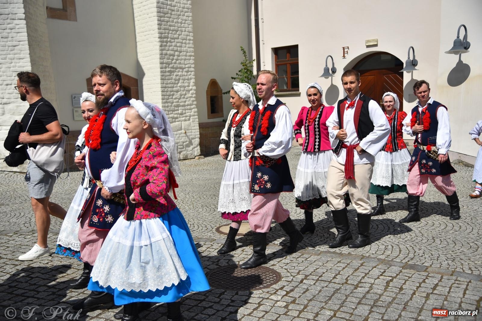 Zdjęcie w galerii na portalu naszraciborz.pl: Śląska mozaika na zamku. Korowód i barwy kultur na dziedzińcu Piastów wiadomości z regionu