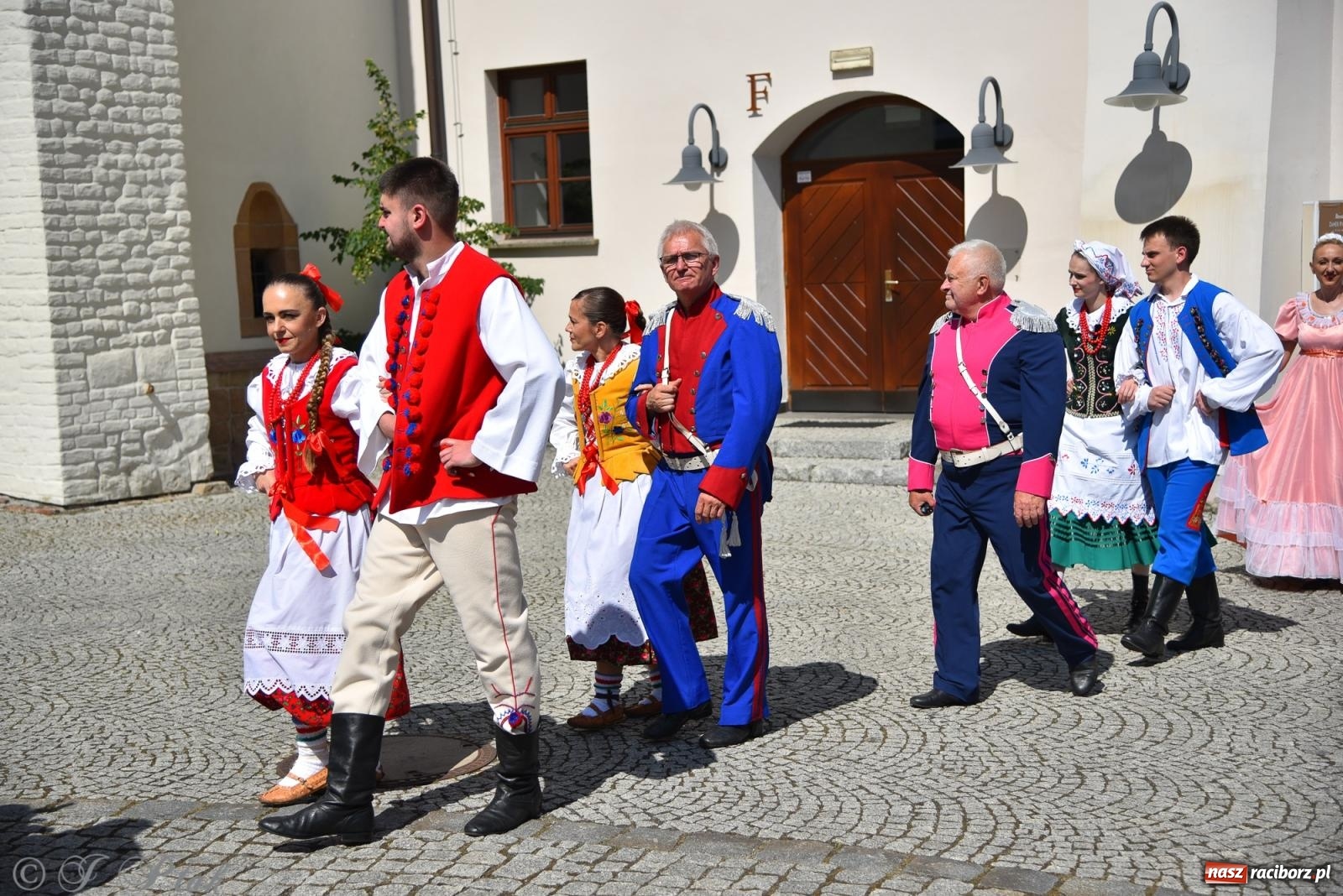 Zdjęcie w galerii na portalu naszraciborz.pl: Śląska mozaika na zamku. Korowód i barwy kultur na dziedzińcu Piastów wiadomości z regionu