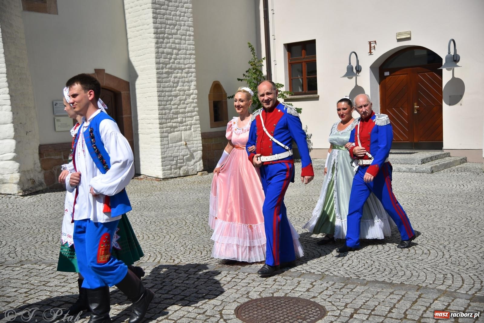 Zdjęcie w galerii na portalu naszraciborz.pl: Śląska mozaika na zamku. Korowód i barwy kultur na dziedzińcu Piastów wiadomości z regionu