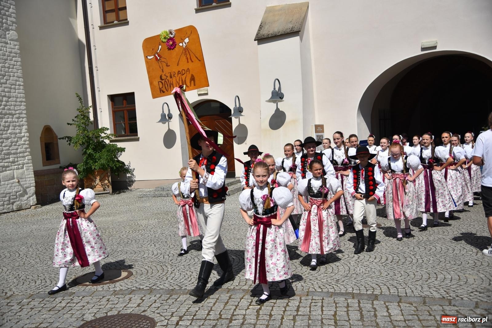 Zdjęcie w galerii na portalu naszraciborz.pl: Śląska mozaika na zamku. Korowód i barwy kultur na dziedzińcu Piastów wiadomości z regionu