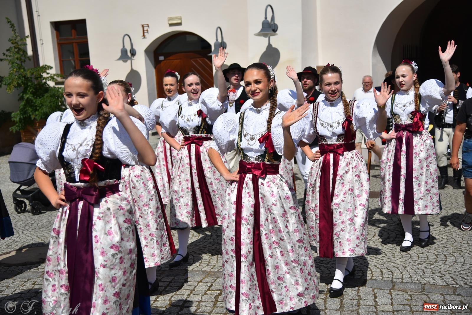Zdjęcie w galerii na portalu naszraciborz.pl: Śląska mozaika na zamku. Korowód i barwy kultur na dziedzińcu Piastów wiadomości z regionu