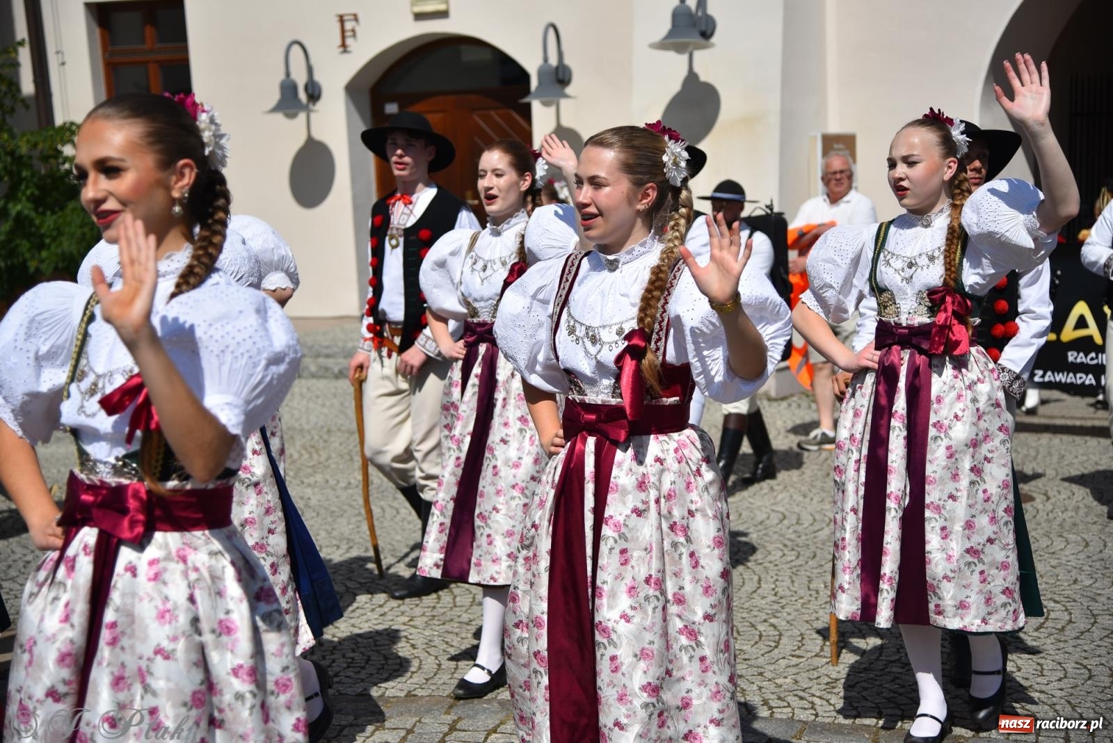 Zdjęcie w galerii na portalu naszraciborz.pl: Śląska mozaika na zamku. Korowód i barwy kultur na dziedzińcu Piastów wiadomości z regionu