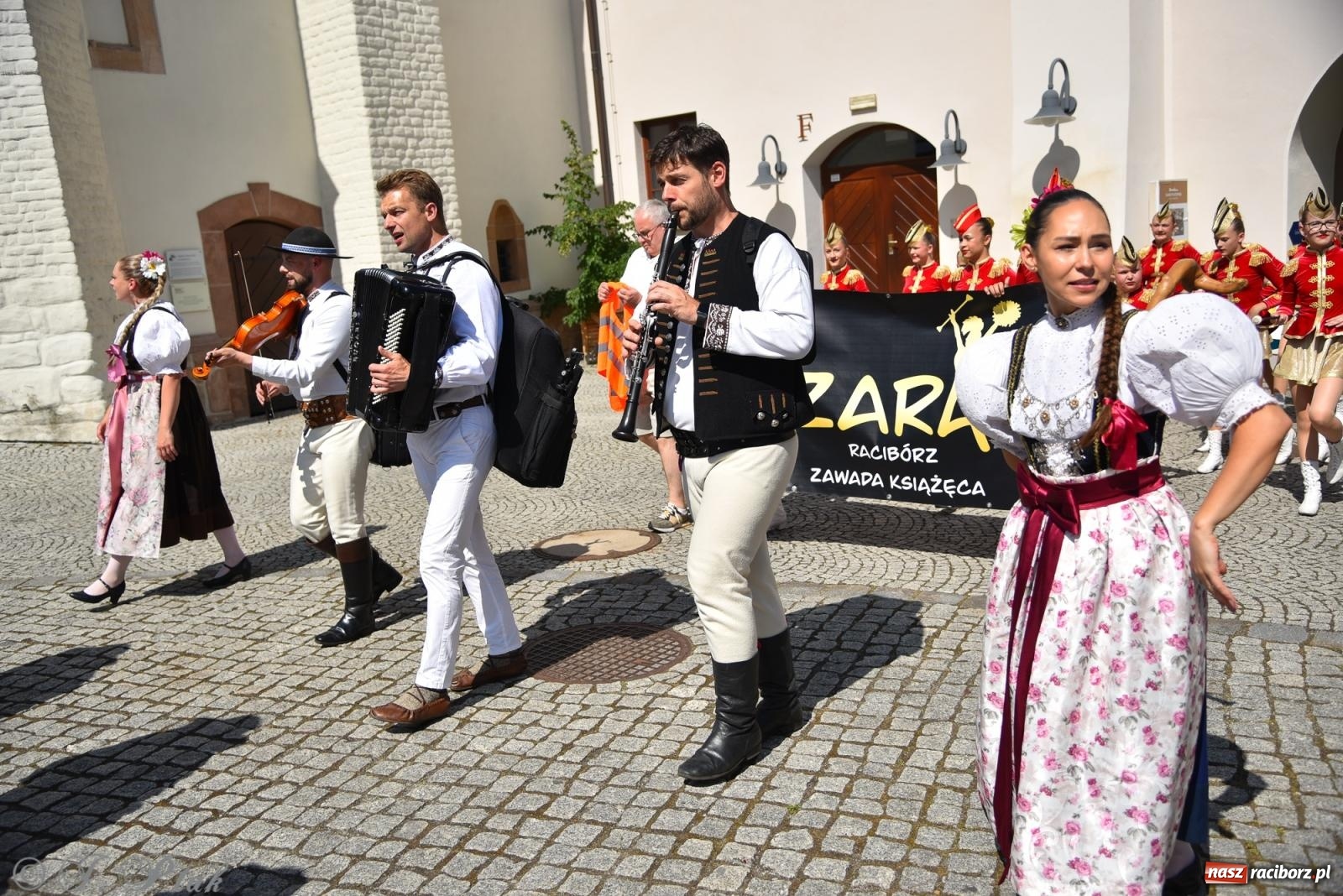Zdjęcie w galerii na portalu naszraciborz.pl: Śląska mozaika na zamku. Korowód i barwy kultur na dziedzińcu Piastów wiadomości z regionu