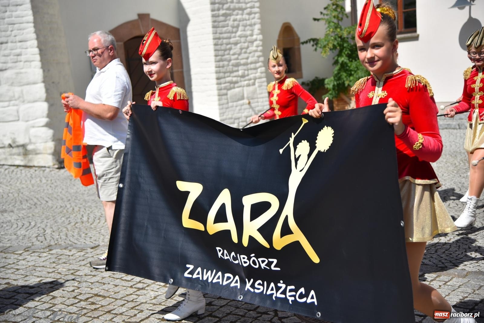 Zdjęcie w galerii na portalu naszraciborz.pl: Śląska mozaika na zamku. Korowód i barwy kultur na dziedzińcu Piastów wiadomości z regionu