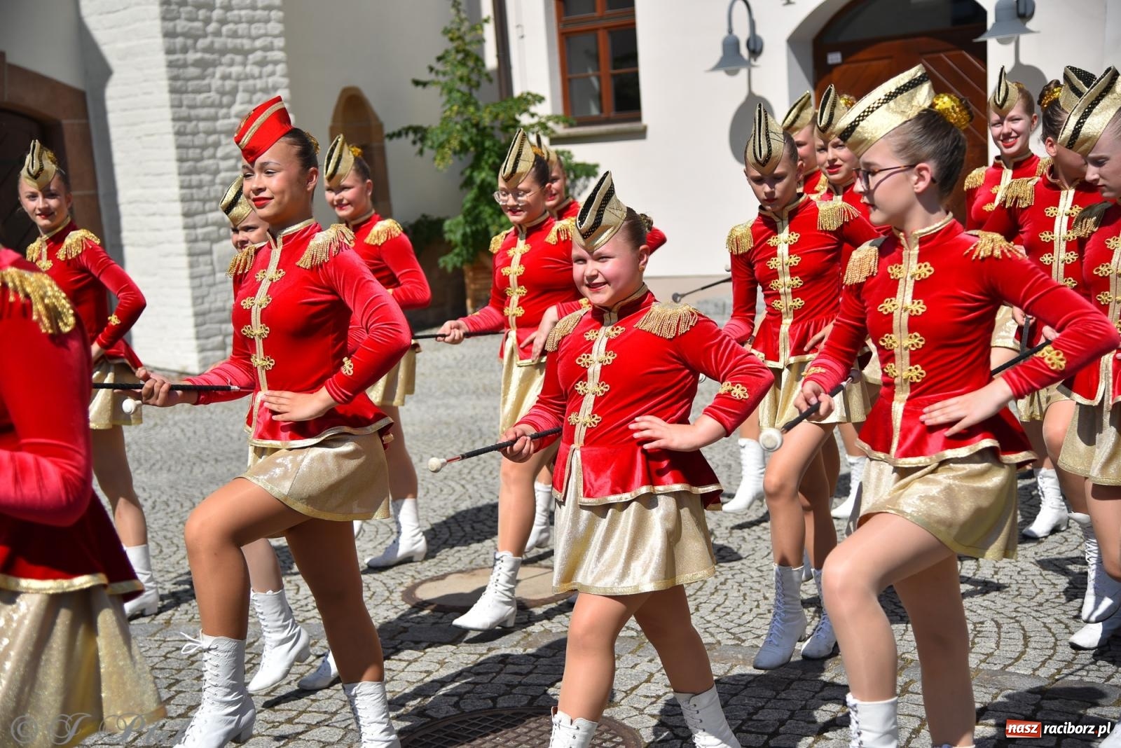 Zdjęcie w galerii na portalu naszraciborz.pl: Śląska mozaika na zamku. Korowód i barwy kultur na dziedzińcu Piastów wiadomości z regionu